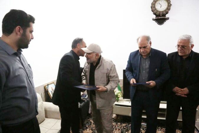 دیدار و همدردی استاندار خوزستان با خانواده شهید مدافع وطن در اندیمشک