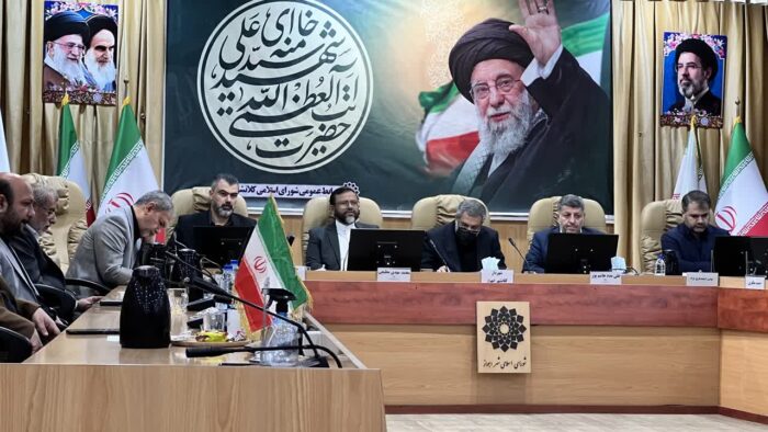 نشست علنی شورای اسلامی شهر اهواز با حضور حاتمی مدیرعامل شرکت آب و فاضلاب استان خوزستان، عبیداوی مدیرعامل این شرکت شرکت، دهدشتی شهردار اهواز و اعضای شورا برگزار شد