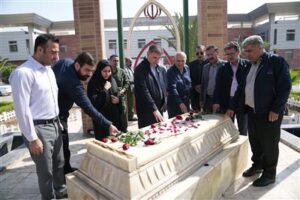 همزمان با پنجمین روز از هفته دفاع مقدس  ادای احترام مدیرعامل نفت و گاز مارون به شهید گمنام