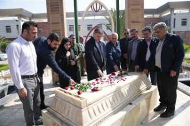 همزمان با پنجمین روز از هفته دفاع مقدس  ادای احترام مدیرعامل نفت و گاز مارون به شهید گمنام
