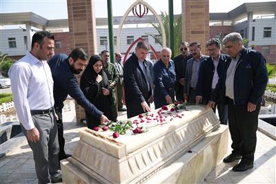 همزمان با پنجمین روز از هفته دفاع مقدس  ادای احترام مدیرعامل نفت و گاز مارون به شهید گمنام
