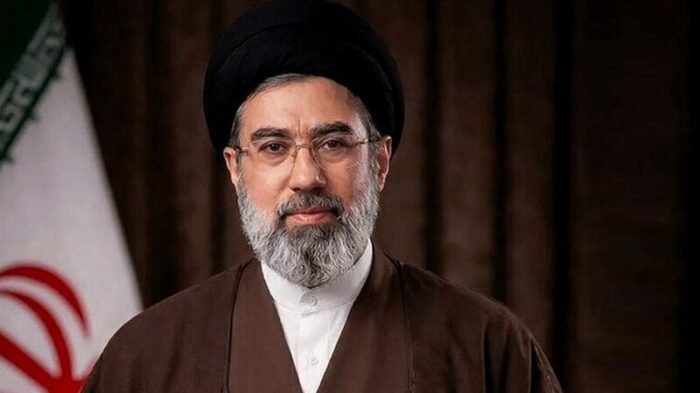رهبر انقلاب: ارتش اسلام دلاورانه از کشور و پرچم خود دفاع می‌کند