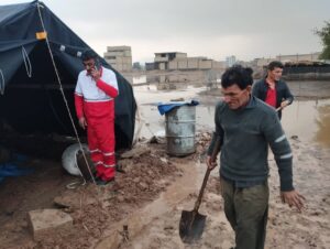 امدادرسانی نیروهای امدادی هلال‌ احمر گتوند به آسیب‌دیدگان بارندگی‌های اخیر