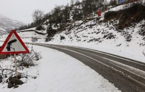 محور اندیکا-شهرکرد به علت بارش برف مسدود است