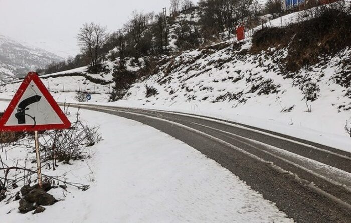 محور اندیکا-شهرکرد به علت بارش برف مسدود است
